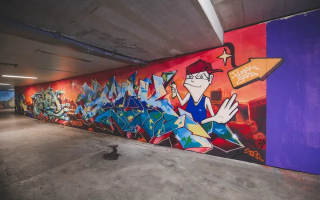 Podchod u nádraží oživily grafitti