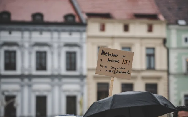 Na náměstí se sešly desítky lidí. Protest proti Babišovi a vládě nepřekazil ani déšť