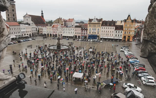 Na náměstí se sešly desítky lidí. Protest proti Babišovi a vládě nepřekazil ani déšť
