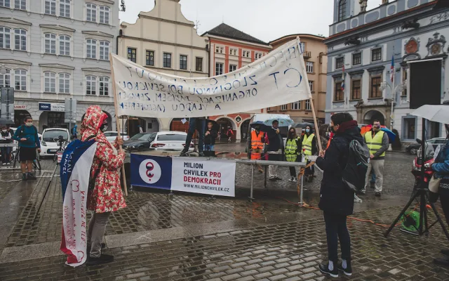Na náměstí se sešly desítky lidí. Protest proti Babišovi a vládě nepřekazil ani déšť