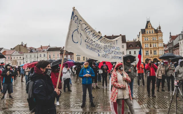 Na náměstí se sešly desítky lidí. Protest proti Babišovi a vládě nepřekazil ani déšť