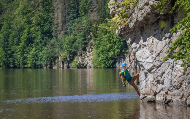 U Hluboké nad Vltavou je nová ferrata, vhodná je pro i pro rodiny s dětmi