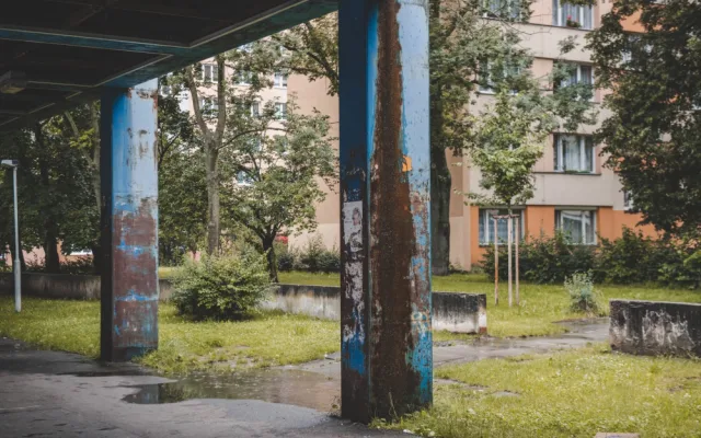 Z Pražské třídy zmizí modré loubí, začít bourat by se mohlo v týdnu