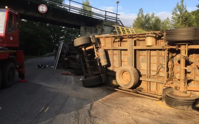 Při tragické nehodě na Táborsku zemřeli dva lidé, silnice je neprůjezdná