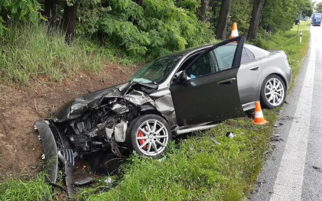U Štěpánovic se srazila tři auta, jedno z nich začalo po nárazu hořet