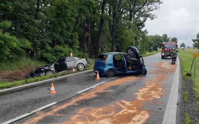 U Štěpánovic se srazila tři auta, jedno z nich začalo po nárazu hořet