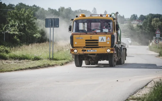Prach, hluk a rozbitá silnice. Lidé si stěžují na výstavbu dálnice D3 u Vidova