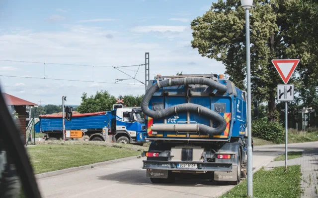Prach, hluk a rozbitá silnice. Lidé si stěžují na výstavbu dálnice D3 u Vidova