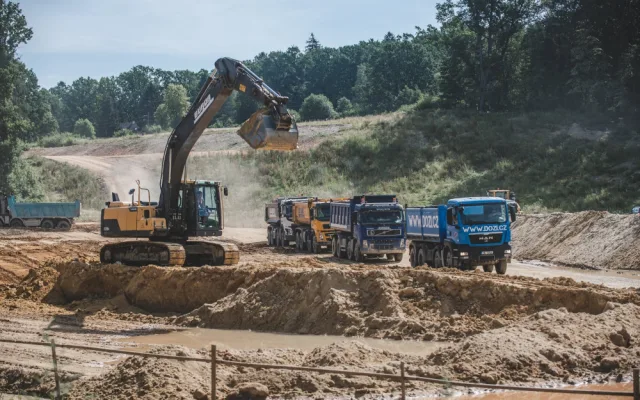 Prach, hluk a rozbitá silnice. Lidé si stěžují na výstavbu dálnice D3 u Vidova