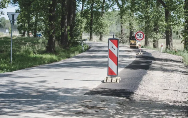 Prach, hluk a rozbitá silnice. Lidé si stěžují na výstavbu dálnice D3 u Vidova