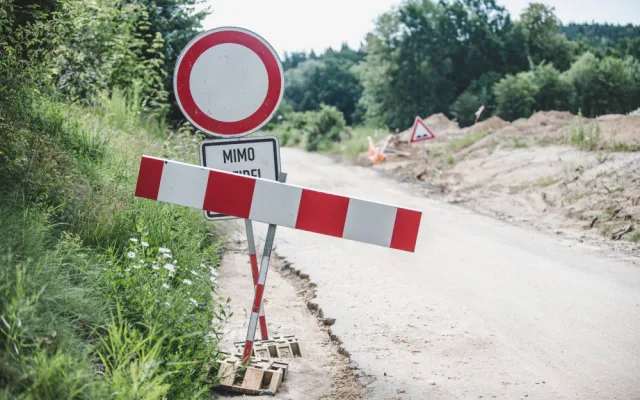 Prach, hluk a rozbitá silnice. Lidé si stěžují na výstavbu dálnice D3 u Vidova