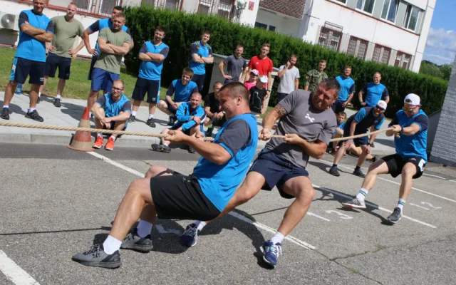 Strakoničtí vojáci přivítali léto sportem, hry prověřily jejich sílu i fyzičku