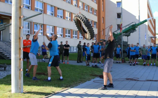 Strakoničtí vojáci přivítali léto sportem, hry prověřily jejich sílu i fyzičku