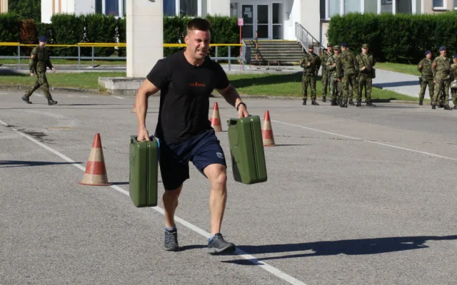 Strakoničtí vojáci přivítali léto sportem, hry prověřily jejich sílu i fyzičku