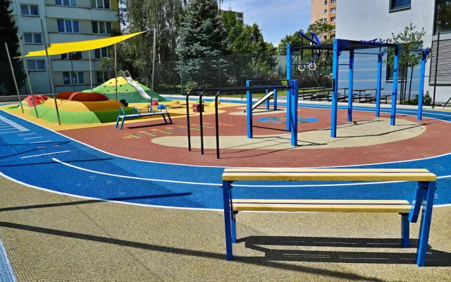 Na Pedagogu se nově otevřelo jedinečné multifunkční hřiště. Sportovat na něm může každý