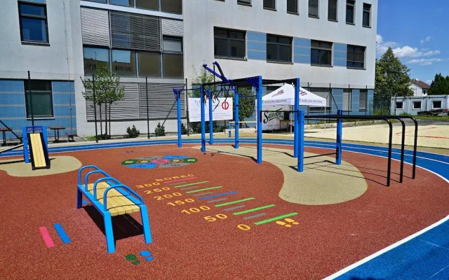 Na Pedagogu se nově otevřelo jedinečné multifunkční hřiště. Sportovat na něm může každý