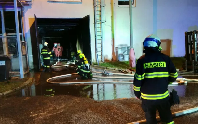 Hasiči likvidovali požár v areálu firmy Brisk v Táboře, vyhlášen byl třetí stupeň požárního poplachu