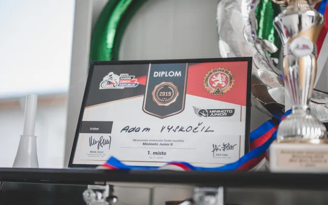 Zranění se nebojím, strach mám na závodech jen ze startu, říká mladý motocyklový závodník