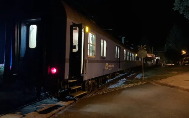 VIDEO: Při noční srážce vlaku s osobákem se vážně zranila žena, do nemocnice ji transportoval vrtulník