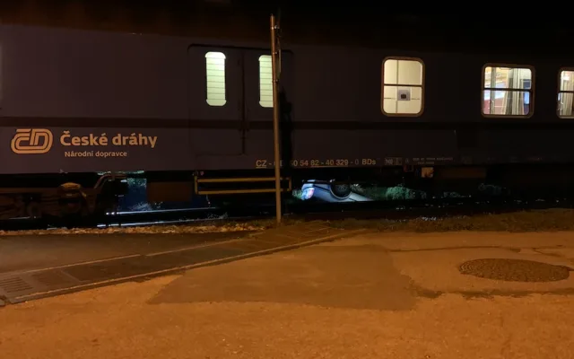VIDEO: Při noční srážce vlaku s osobákem se vážně zranila žena, do nemocnice ji transportoval vrtulník