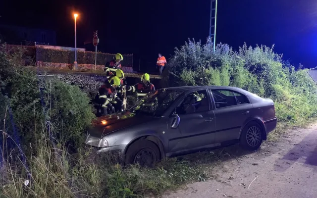VIDEO: Při noční srážce vlaku s osobákem se vážně zranila žena, do nemocnice ji transportoval vrtulník