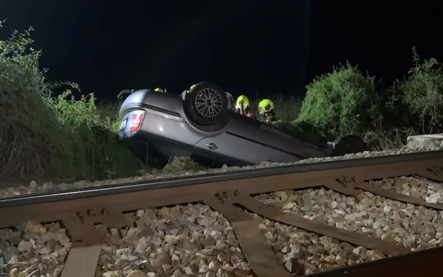 VIDEO: Při noční srážce vlaku s osobákem se vážně zranila žena, do nemocnice ji transportoval vrtulník