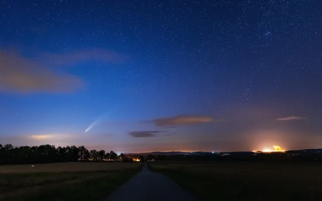 Kometa Neowise už se vzdaluje, vrátí se 7000 let. Takhle ji zachytil budějcký fotograf
