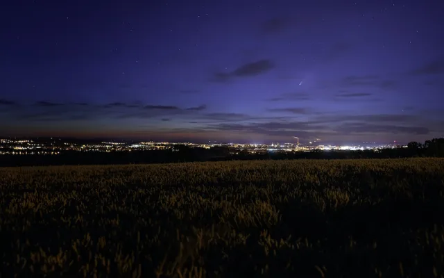 Kometa Neowise už se vzdaluje, vrátí se 7000 let. Takhle ji zachytil budějcký fotograf