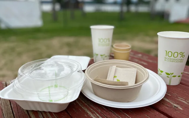 Použitý plast bistro na Lipně kompostuje. Vzniklým materiálem pak hnojí rostliny