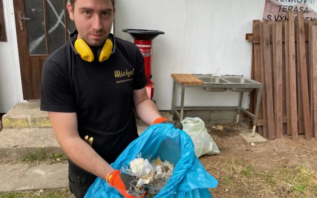 Použitý plast bistro na Lipně kompostuje. Vzniklým materiálem pak hnojí rostliny