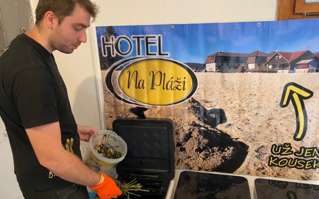 Použitý plast bistro na Lipně kompostuje. Vzniklým materiálem pak hnojí rostliny