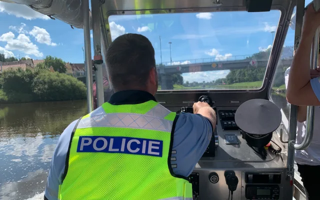 Policisté vyrazili na vodu, kontrolují kapitány a dodržování pravidel
