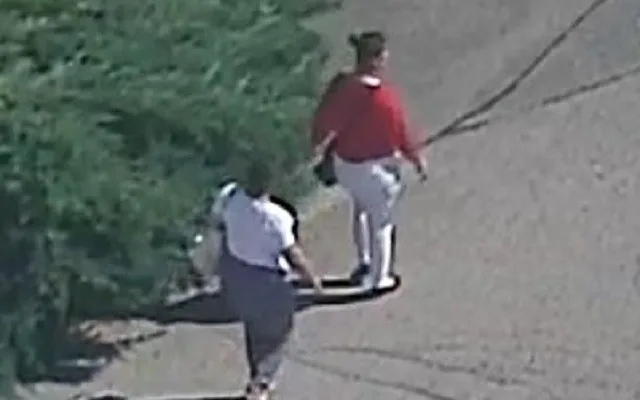 Policie pátrá po ženách na obrázku. Mohly by pomoct s vyšetřováním případu