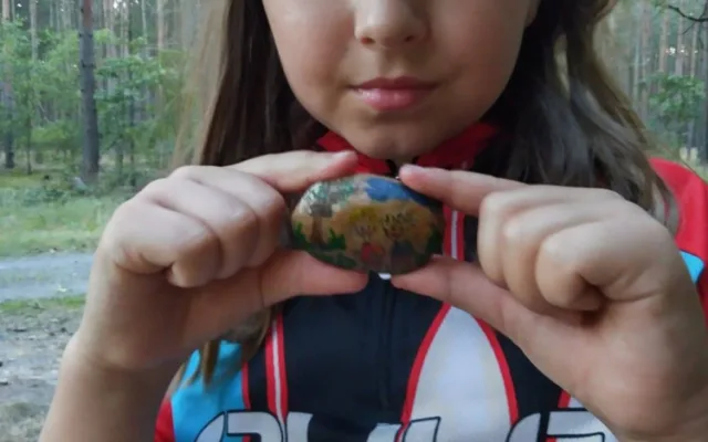 Češi se na výletech baví malovanými kamínky. Ty mohou cestovat až stovky kilometrů