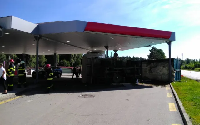 VIDEO: Hrozivě vypadající nehoda náklaďáků na Jindřichohradecku. Auta zbořila benzínku