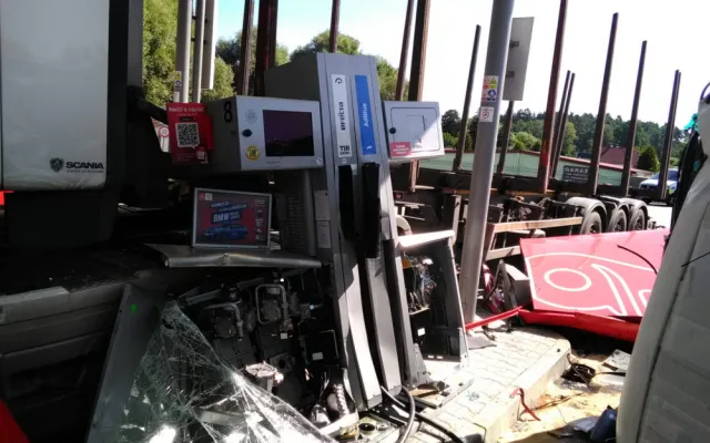 VIDEO: Hrozivě vypadající nehoda náklaďáků na Jindřichohradecku. Auta zbořila benzínku