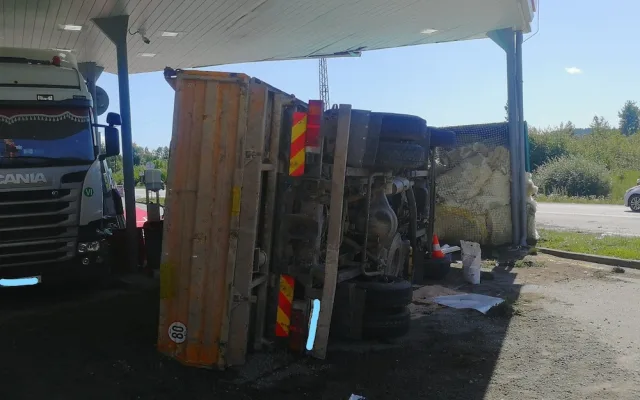 VIDEO: Hrozivě vypadající nehoda náklaďáků na Jindřichohradecku. Auta zbořila benzínku