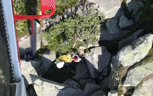 Na Šumavě spadl ze skály německý turista