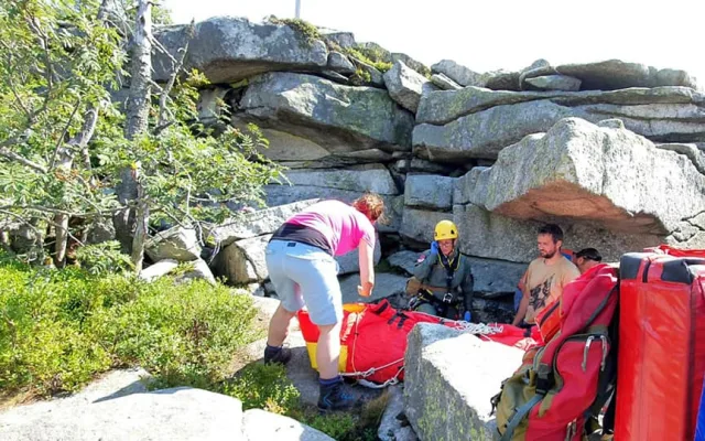 Na Šumavě spadl ze skály německý turista