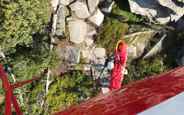 Na Šumavě spadl ze skály německý turista