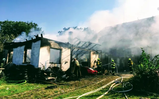 Požár autodílny způsobil škodu za dva miliony korun
