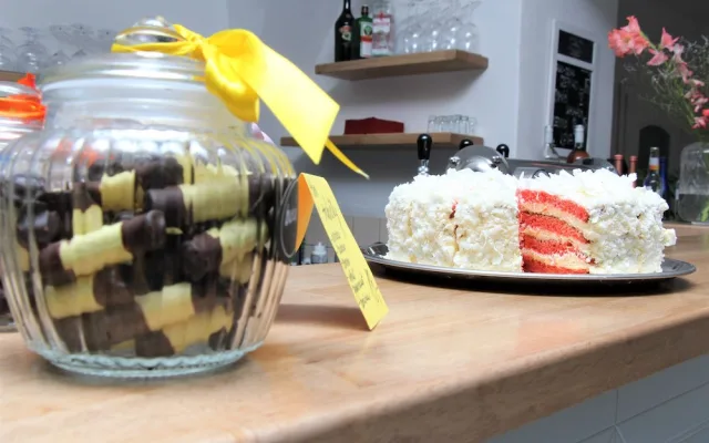 Moc dobré dortíky a silná sicilská káva. Café – bistro na dobré cestě v Hluboké nad Vltavou si lidé okamžitě zamilovali
