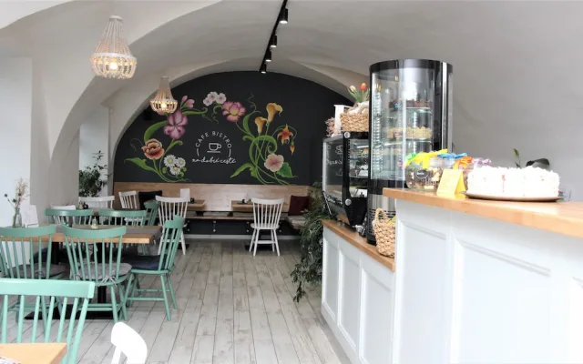 Moc dobré dortíky a silná sicilská káva. Café – bistro na dobré cestě v Hluboké nad Vltavou si lidé okamžitě zamilovali