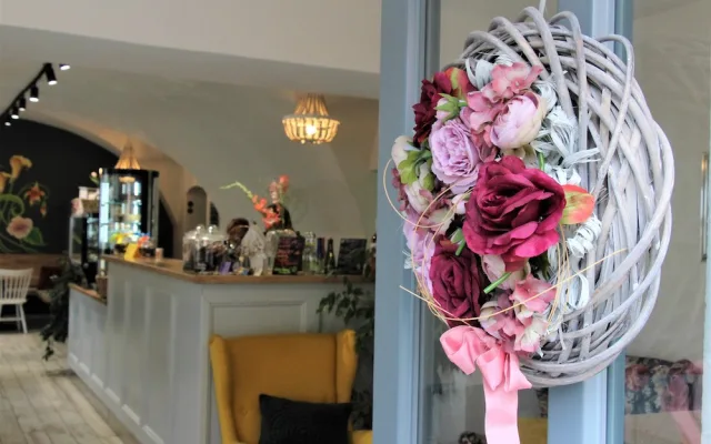 Moc dobré dortíky a silná sicilská káva. Café – bistro na dobré cestě v Hluboké nad Vltavou si lidé okamžitě zamilovali