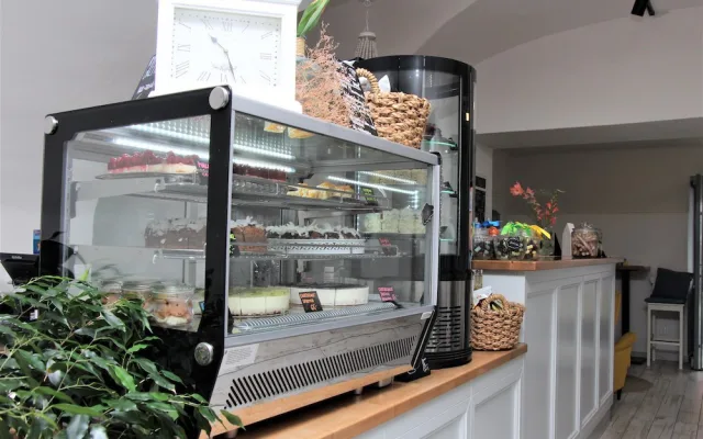 Moc dobré dortíky a silná sicilská káva. Café – bistro na dobré cestě v Hluboké nad Vltavou si lidé okamžitě zamilovali