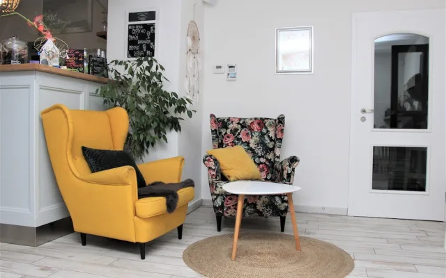 Moc dobré dortíky a silná sicilská káva. Café – bistro na dobré cestě v Hluboké nad Vltavou si lidé okamžitě zamilovali