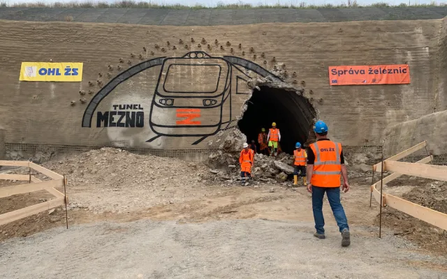 VIDEO: Správa železnic začala budovat druhý tunel na trati Sudoměřice – Votice. Po kompletním dokončení bude cesta do Prahy trvat hodinu a půl