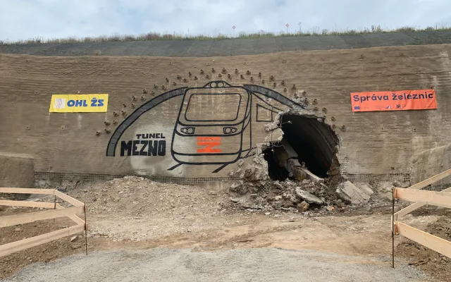 VIDEO: Správa železnic začala budovat druhý tunel na trati Sudoměřice – Votice. Po kompletním dokončení bude cesta do Prahy trvat hodinu a půl