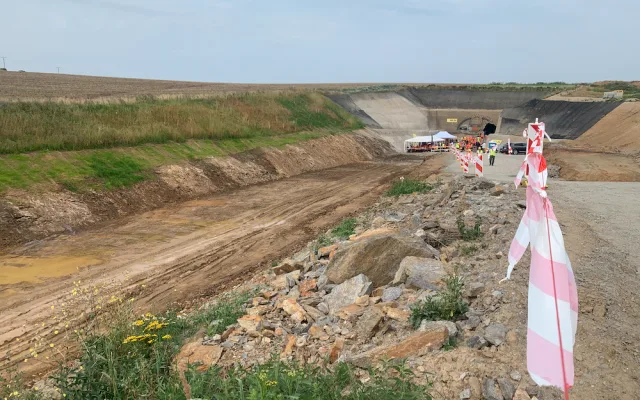VIDEO: Správa železnic začala budovat druhý tunel na trati Sudoměřice – Votice. Po kompletním dokončení bude cesta do Prahy trvat hodinu a půl