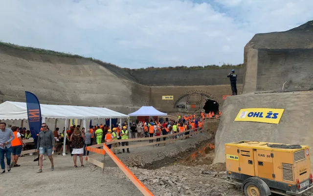 VIDEO: Správa železnic začala budovat druhý tunel na trati Sudoměřice – Votice. Po kompletním dokončení bude cesta do Prahy trvat hodinu a půl